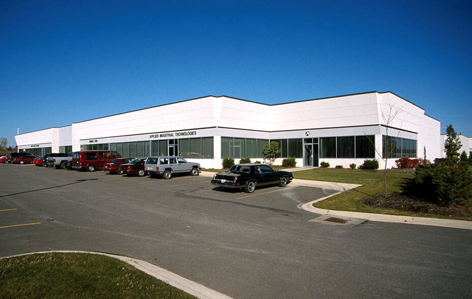 7670 First Pl, Oakwood Village, OH à louer - Photo du bâtiment - Image 3 de 7