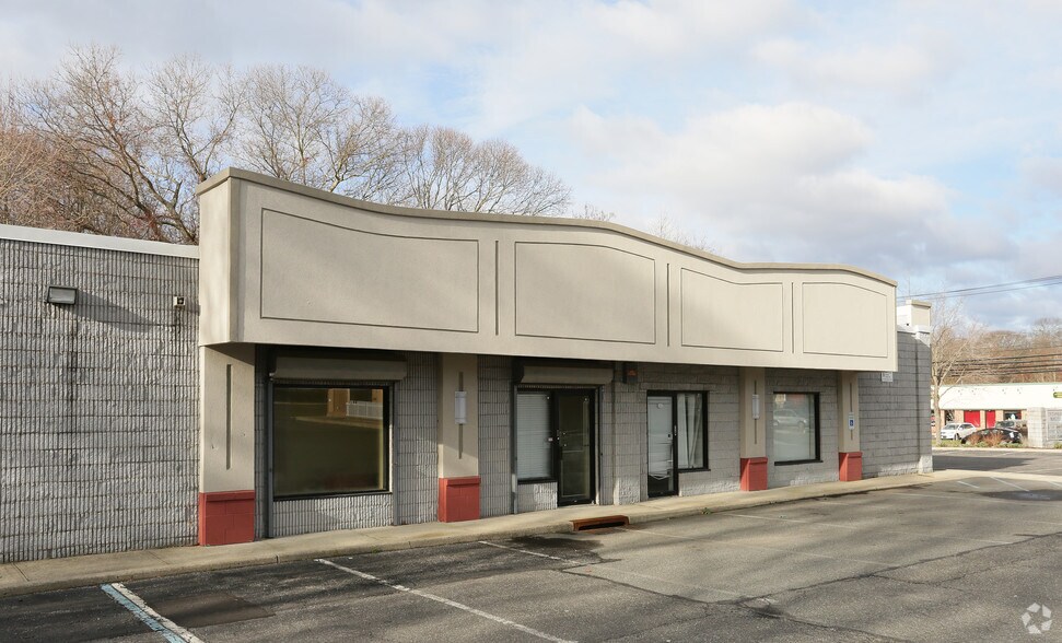 20 Middle Country Rd, Coram, NY for lease - Building Photo - Image 2 of 4