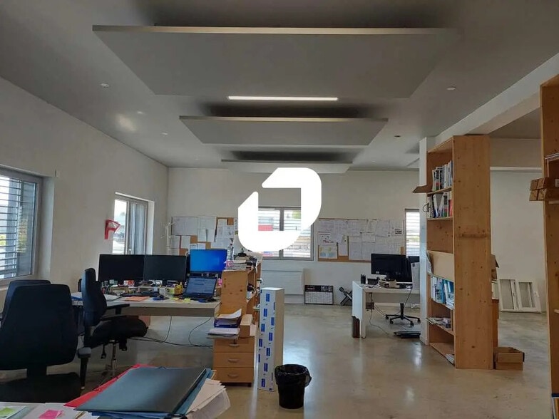 Flex in Coignières for lease - Interior Photo - Image 1 of 11