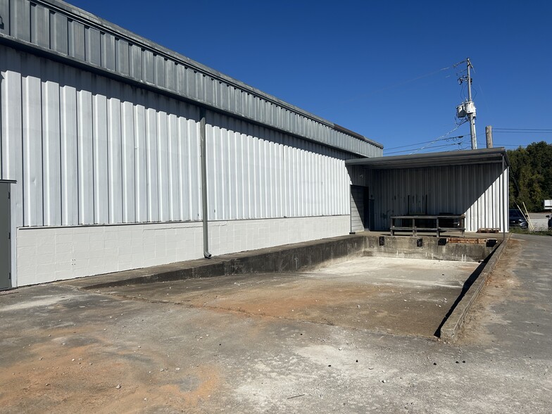 4810 Commercial Dr, Huntsville, AL for sale - Building Photo - Image 3 of 12