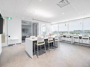 6985 Financial Dr, Mississauga, ON à louer Photo intérieure- Image 2 de 10