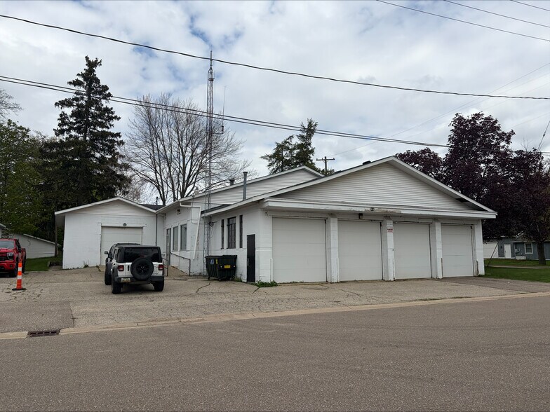 222 S Maple St, Fennville, MI à vendre - Photo du bâtiment - Image 3 de 8
