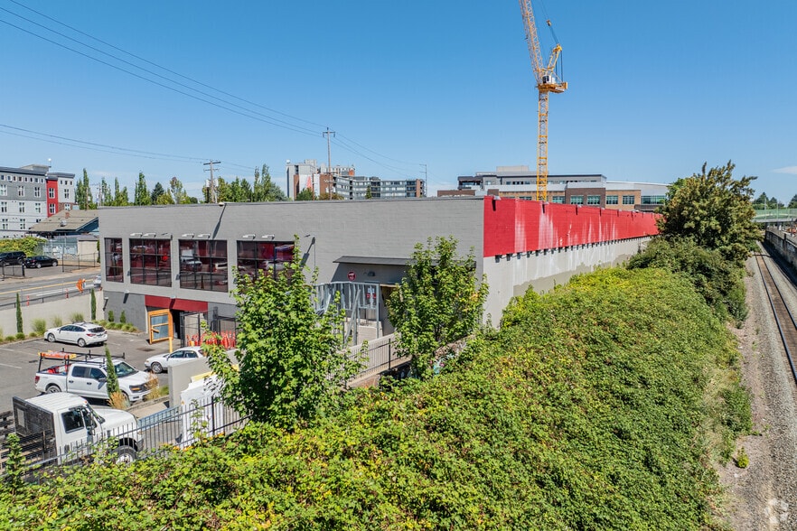 4030 NE Halsey St, Portland, OR for lease - Building Photo - Image 2 of 4
