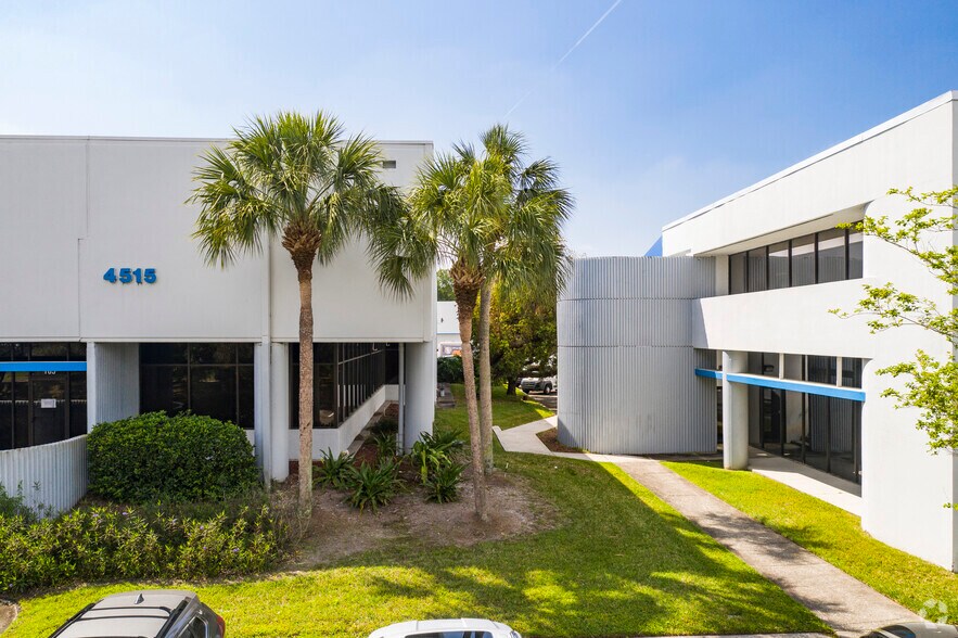 8402 Laurel Fair Cir, Tampa, FL à louer - Photo du bâtiment - Image 2 de 7