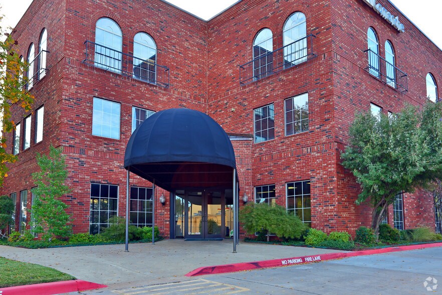 6520 N Western Ave, Oklahoma City, OK à louer - Photo du bâtiment - Image 2 de 7