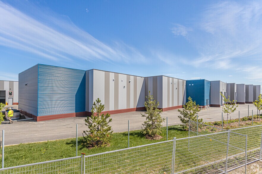 20304 109 Av NW, Edmonton, AB à vendre - Photo du bâtiment - Image 3 de 25