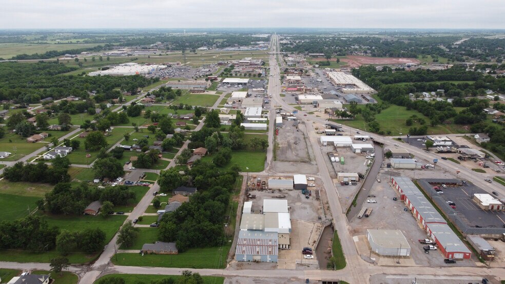 1301 S 3rd St, Chickasha, OK à louer - Photo du bâtiment - Image 3 de 31