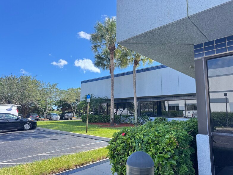 5440 NW 33rd Ave, Fort Lauderdale, FL à louer - Photo du bâtiment - Image 3 de 9