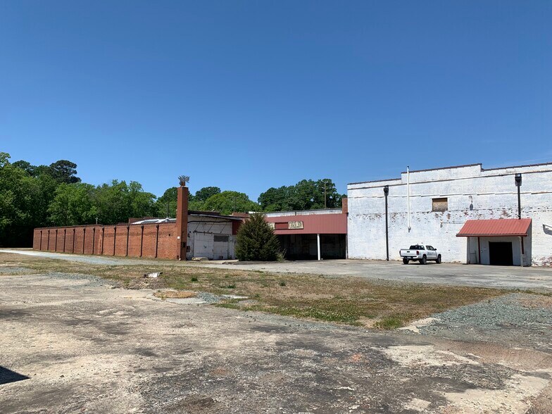 208 W 2nd St, Siler City, NC à vendre - Photo du bâtiment - Image 2 de 27