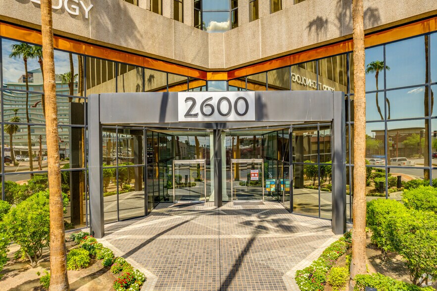 2600 N Central Ave, Phoenix, AZ à louer - Photo du bâtiment - Image 3 de 13