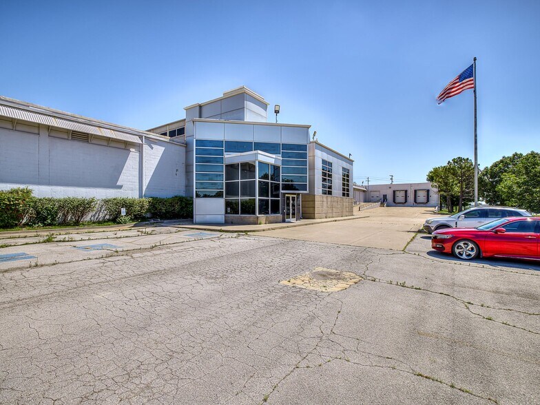 6201 E 43rd St, Tulsa, OK à louer - Photo du bâtiment - Image 3 de 20