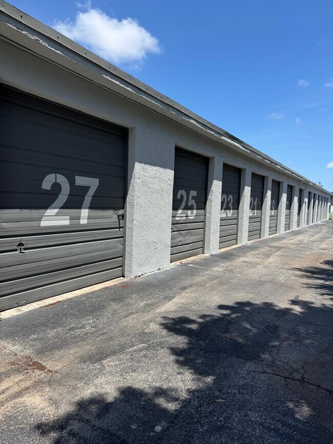 More details for 1330 S Killian Dr, Lake Park, FL - Flex, Industrial for Lease