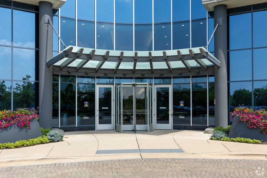 700 Commerce Dr, Oak Brook, IL à louer - Photo du bâtiment - Image 3 de 11