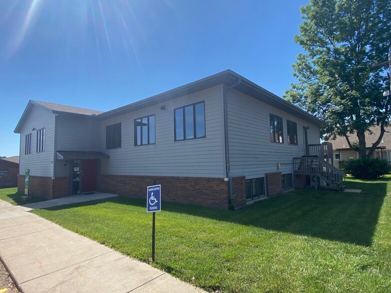 2953 SW Wanamaker Dr, Topeka, KS for lease - Building Photo - Image 2 of 4