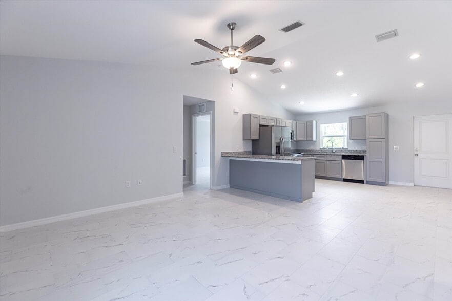 2009 Rosa Ct, Lehigh Acres, FL for sale - Building Photo - Image 3 of 46