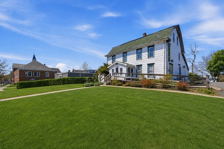 1612 Main Rd, Riverhead, NY à vendre - Photo du bâtiment - Image 2 de 30