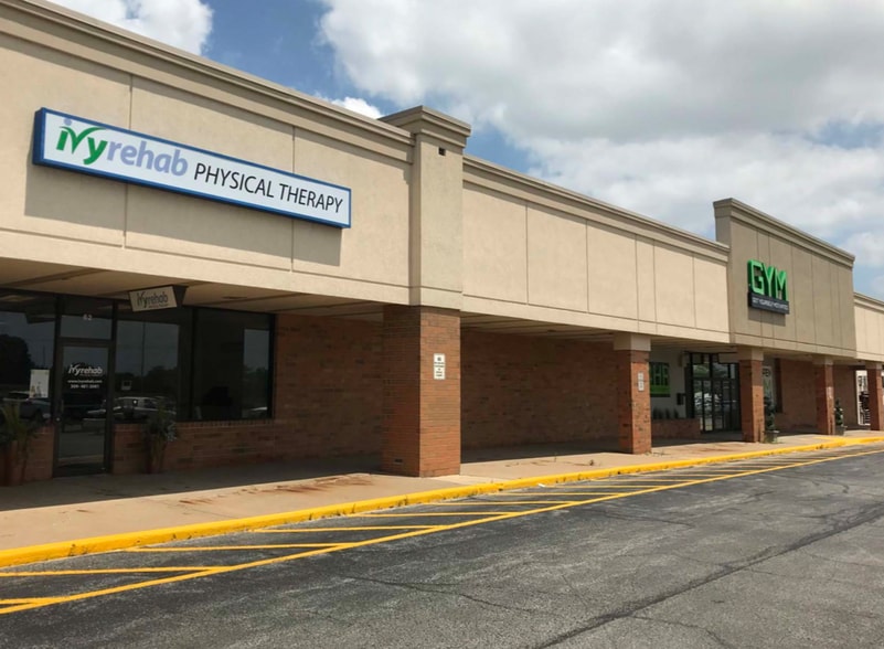 8-70 Cherry Tree Shopping Ctr, Washington, IL for lease - Building Photo - Image 3 of 3