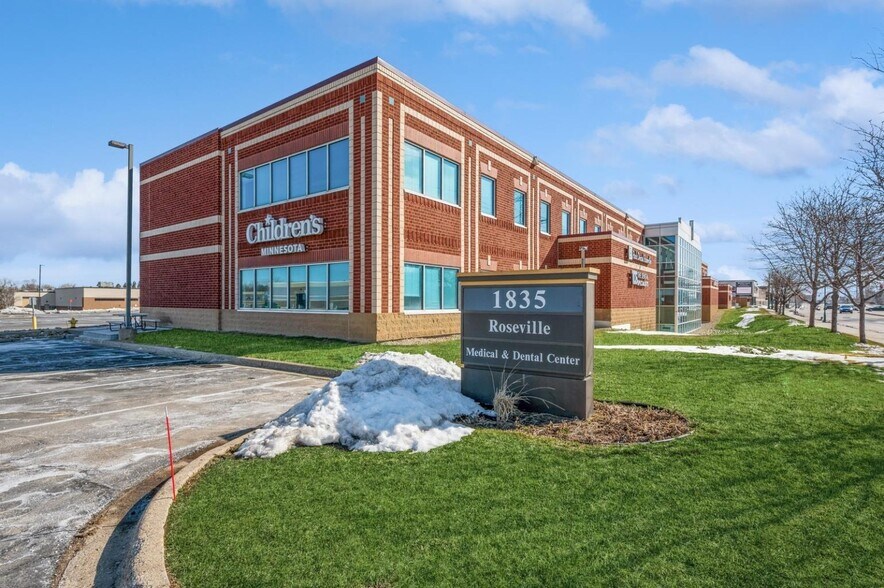 1835 W County Road C, Roseville, MN à louer - Photo du bâtiment - Image 2 de 5