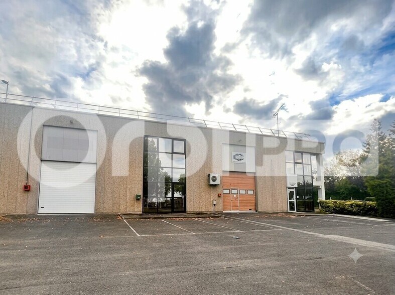 Flex dans Coignieres à louer - Photo du bâtiment - Image 3 de 4