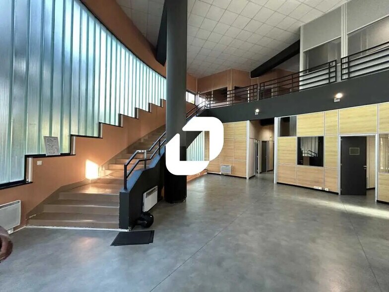 Bureau dans Saint-Denis à louer - Photo du bâtiment - Image 2 de 14