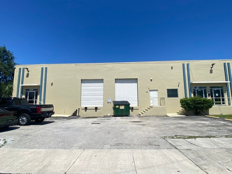 4093 N 28th Way, Hollywood, FL à louer - Photo du bâtiment - Image 3 de 6