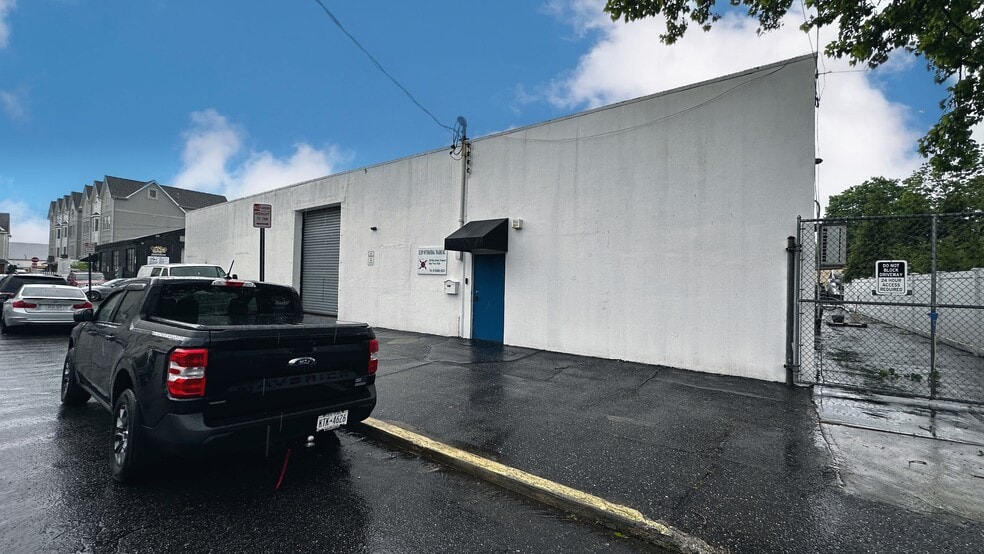 530 Ray St, Freeport, NY for lease - Building Photo - Image 2 of 16