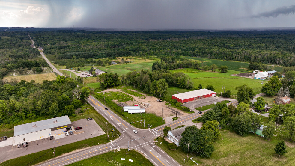 17740 Claridon Troy Rd, Burton, OH for lease - Primary Photo - Image 2 of 6