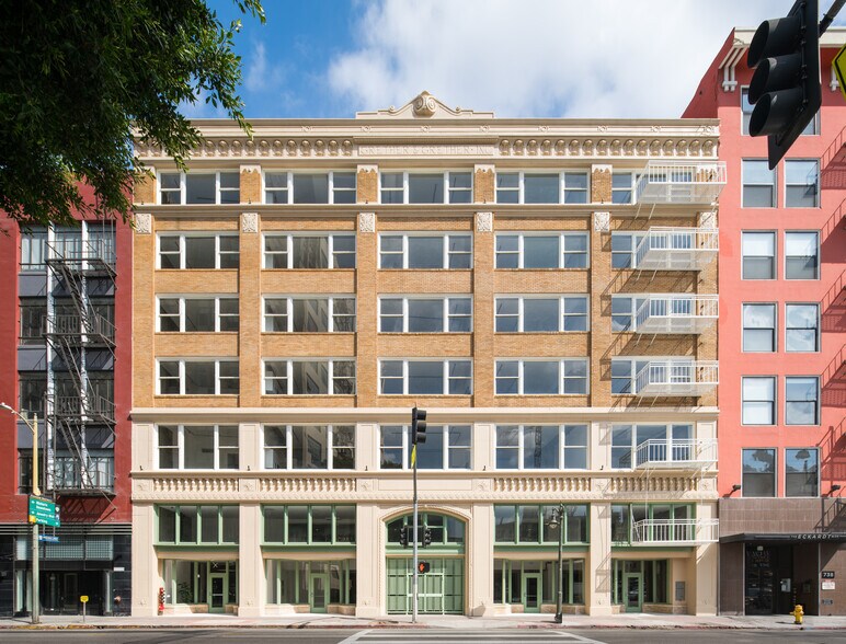 730 S Los Angeles St, Los Angeles, CA à louer - Photo du bâtiment - Image 1 de 10