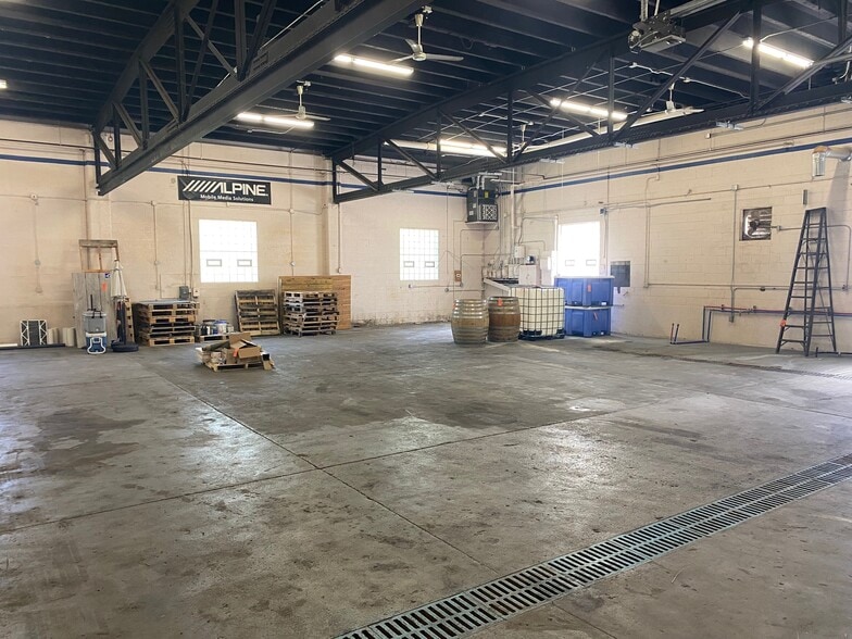 6333 N Teutonia Ave, Milwaukee, WI for lease - Building Photo - Image 2 of 9