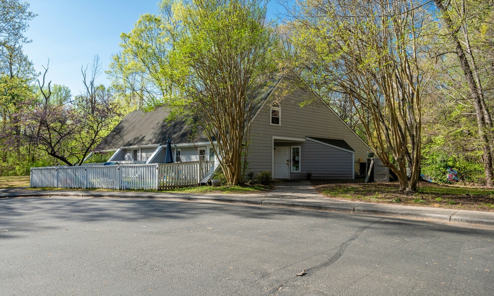 1307 W Woodcroft Pky, Durham, NC for sale - Primary Photo - Image 1 of 27