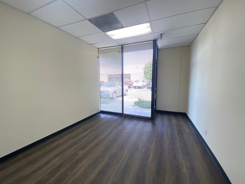 21828 Lassen St, Chatsworth, CA à louer - Photo intérieure - Image 3 de 7