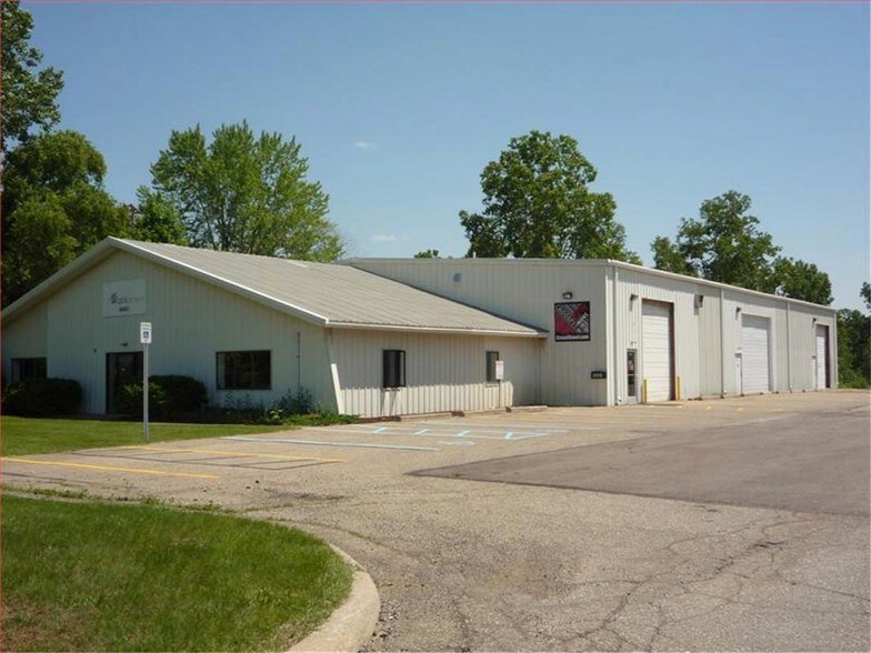 46001 Grand River Ave, Novi, MI for sale - Building Photo - Image 2 of 7