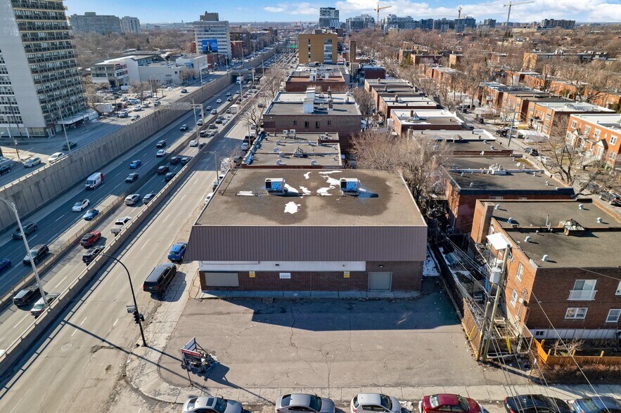 5845 Boul Decarie, Montréal, QC à vendre - Photo du bâtiment - Image 3 de 6