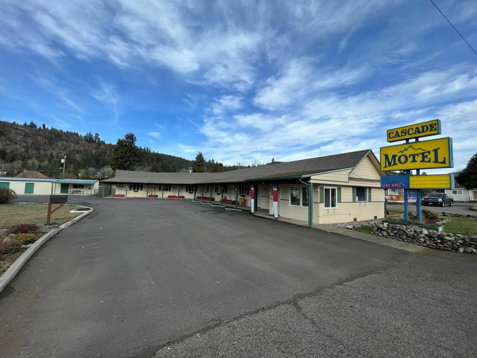 Cascade Motel & Self Storage portfolio of 2 properties for sale on LoopNet.ca Building Photo- Image 1 of 22