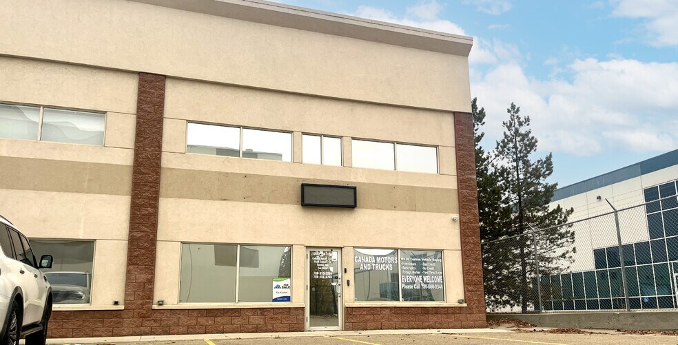 13003-13093 156th St, Edmonton, AB à vendre - Photo du bâtiment - Image 2 de 11