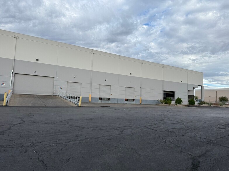 420 S 53rd Ave, Phoenix, AZ à louer - Photo du bâtiment - Image 3 de 8