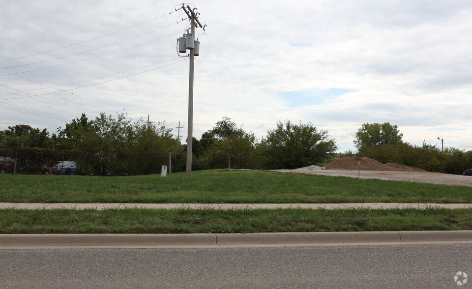 8751 Lenexa Dr, Lenexa, KS à vendre - Photo du bâtiment - Image 2 de 3