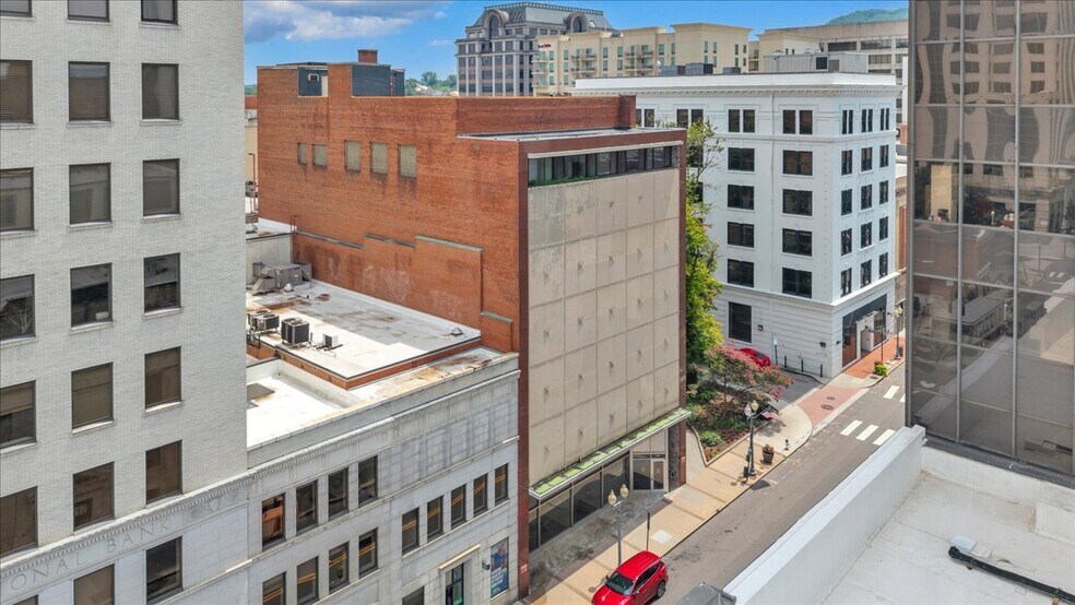 210 S Jefferson St, Roanoke, VA à vendre - Photo du bâtiment - Image 2 de 68