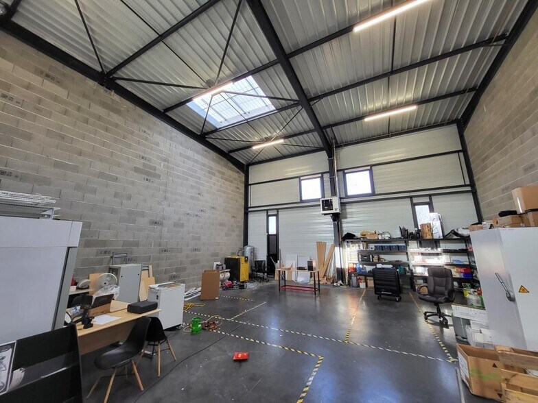Flex in Meyzieu for lease - Interior Photo - Image 2 of 6
