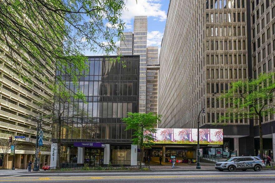 241 Peachtree St NE, Atlanta, GA à louer - Photo du bâtiment - Image 1 de 25