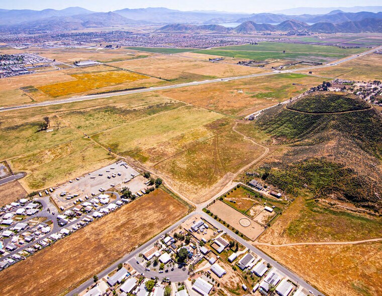 California Ave & Lyn Ave, Hemet, CA à vendre - Photo du bâtiment - Image 2 de 5