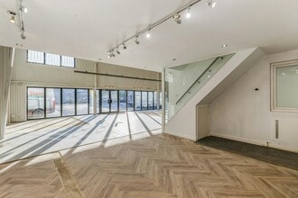 4-12 Kempson Clos, Aylesbury à louer Photo du bâtiment- Image 2 de 9