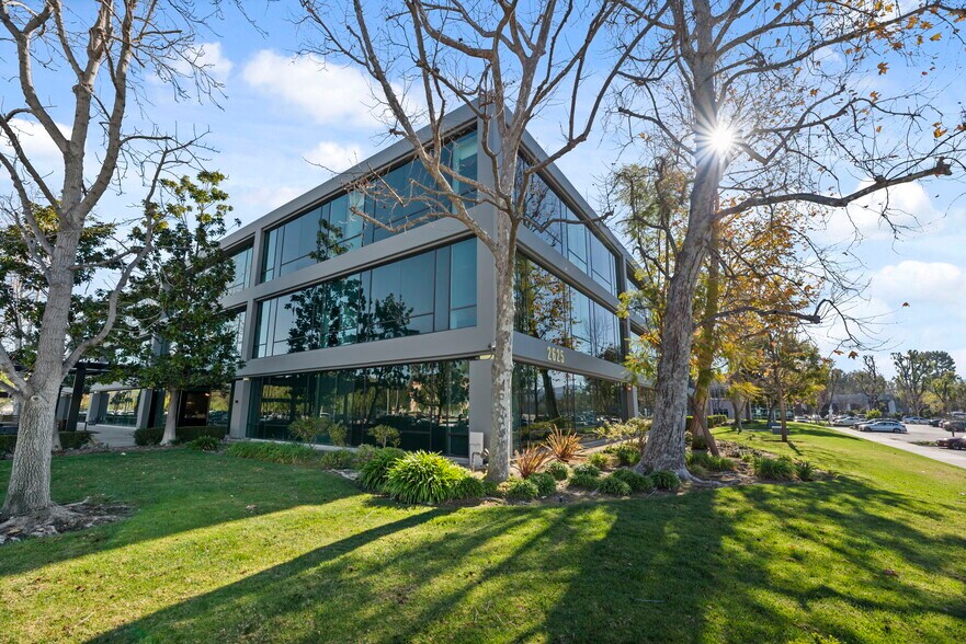 2625 Townsgate Rd, Westlake Village, CA à louer - Photo du bâtiment - Image 2 de 33