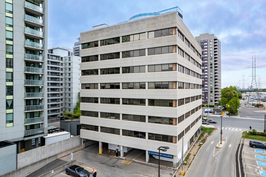 5734 Yonge St, Toronto, ON à louer - Photo du bâtiment - Image 2 de 4