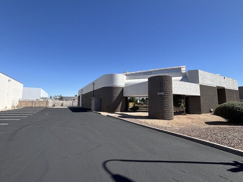 3749 E Atlanta Ave, Phoenix, AZ à louer - Photo principale - Image 1 de 11