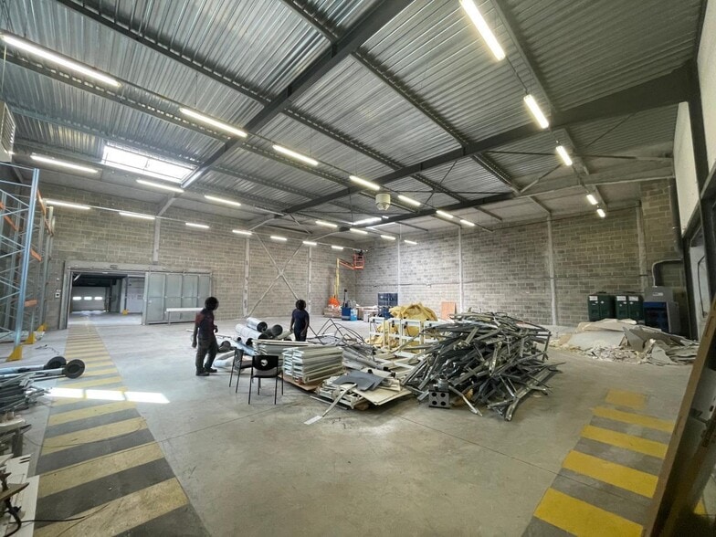 Flex in Taverny for lease - Interior Photo - Image 2 of 9