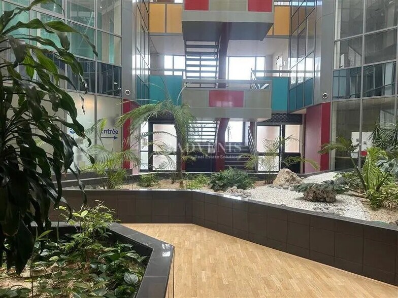 Bureau dans Torcy à louer - Hall d’entrée - Image 3 de 5