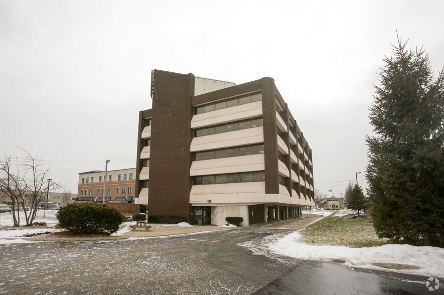 6902 Pearl Rd, Middleburg Heights, OH à louer - Photo du bâtiment - Image 2 de 4