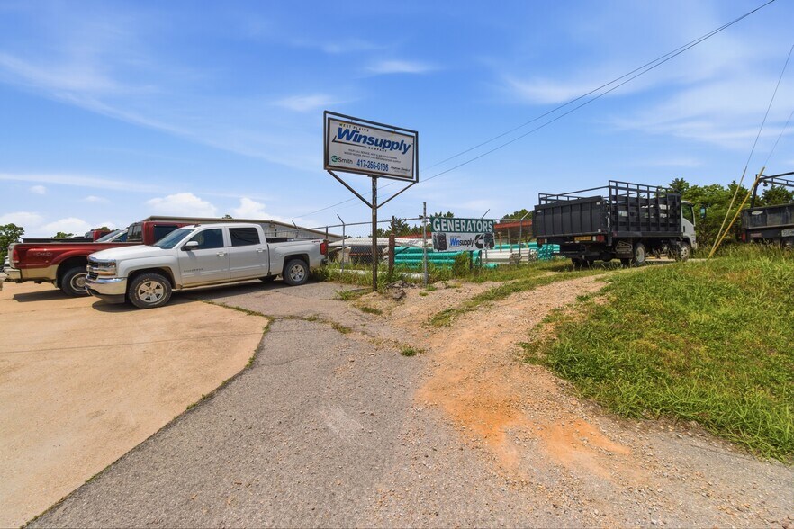 1015 Preacher Roe Blvd, West Plains, MO for sale - Building Photo - Image 2 of 18