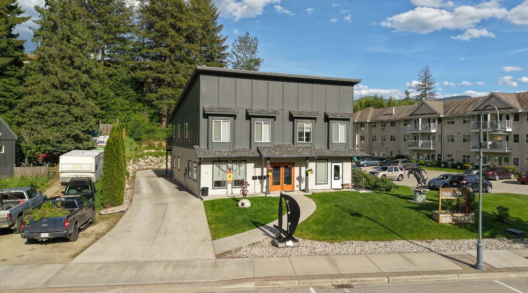 495 Columbia Av, Castlegar, BC à vendre Photo principale- Image 1 de 3